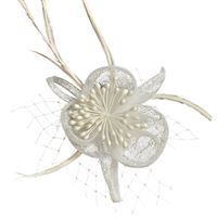Elegant hvit blomsterbrosje med fjær – 2-i-1 hårklype og nålespenne